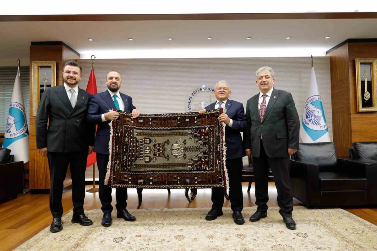 Kayseri Büyükşehir Belediye Başkanı Memduh Büyükkılıç, AK Parti Genel Başkan Yardımcısı Faruk Acar ile makamında görüşüy