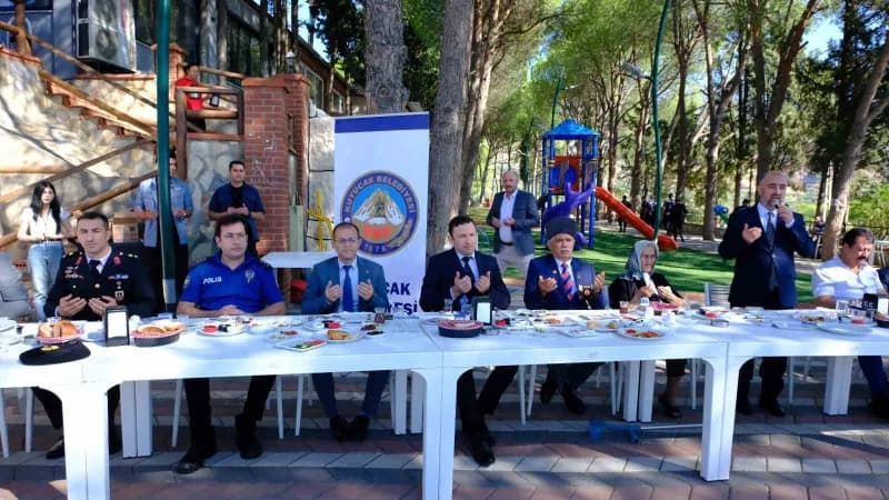 Aydın’ın Kuyucak ilçesinde 19 Eylül Gaziler Günü dolayısıyla düzenlenen programda Gaziler ve aileleri bir araya geldi. Ç