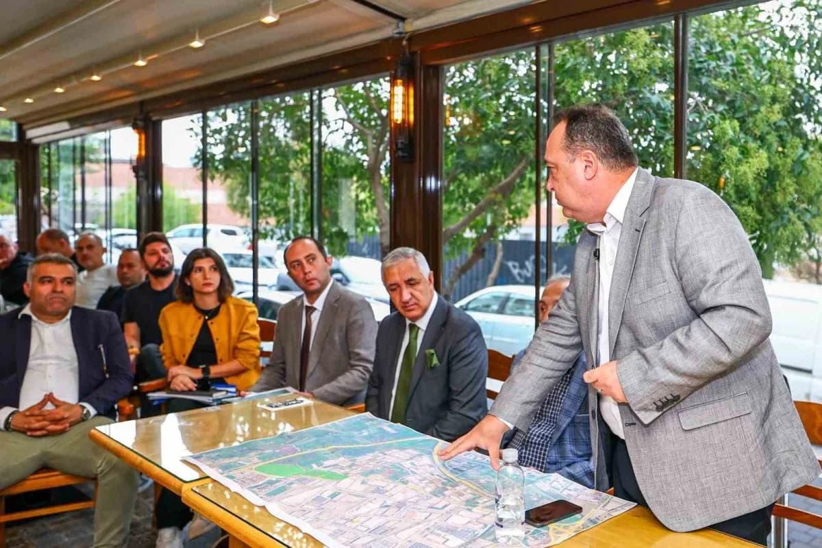 Manisa Büyükşehir Belediye Başkanı Besim Dutlulu, Evrenos Sanayi Bölgesi’nde sanayicilerle toplantı yaparken