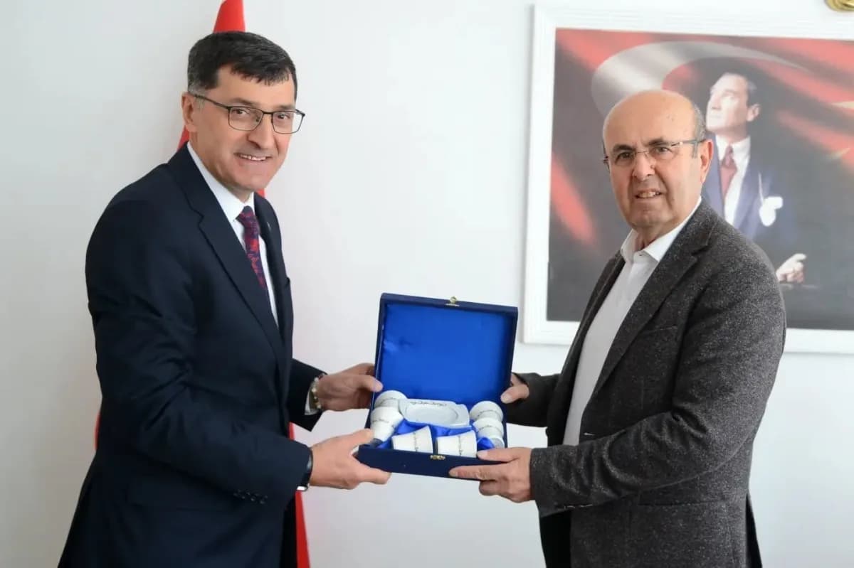 Kütahya Belediye Başkanı Eyüp Kahveci, Kırşehir Belediye Başkanı Selahattin Ekicioğlu’nu makamında ziyaret ederken