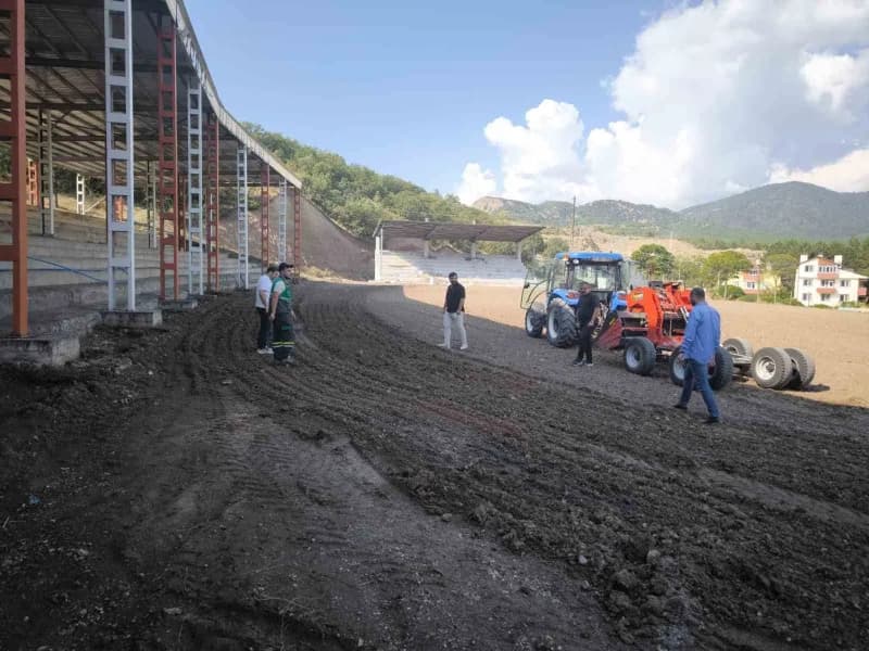 Tosya Belediye Başkanı Volkan Kavaklıgil, ilçede yürütülen çalışmaları yerinde incelemeyerek, Tosya için çalışmaya devam