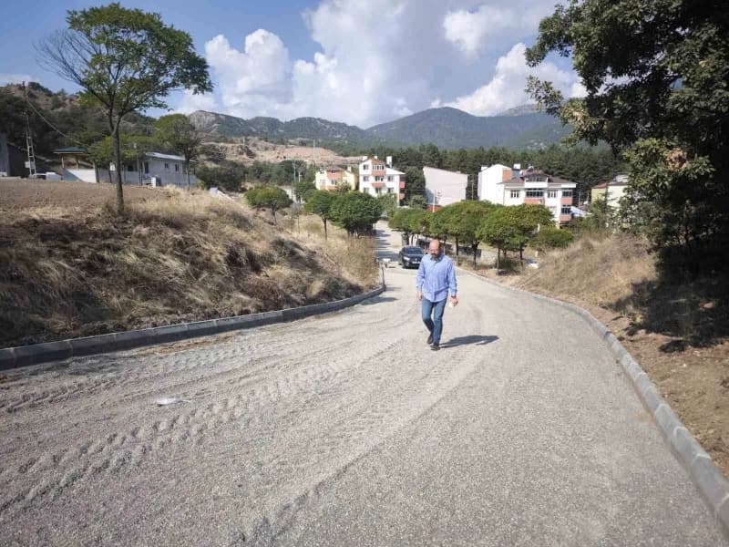 Tosya Belediye Başkanı Volkan Kavaklıgil ilçede yürütülen altyapı ve yenileme çalışmalarını yerinde inceliyor