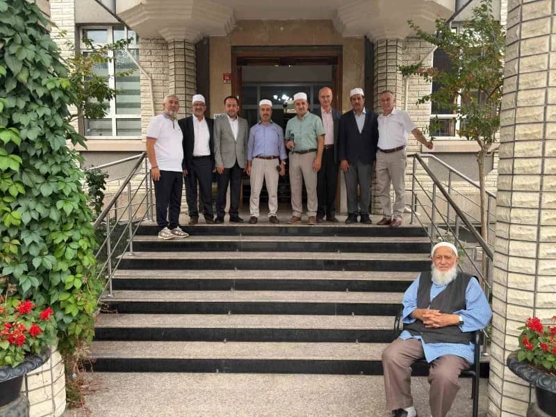 Tosya Belediye Başkan Yardımcısı Ahmet Büyükacar ise, umre ibadetini yerine getirmek üzere Tosya Belediyesi önünden kuts