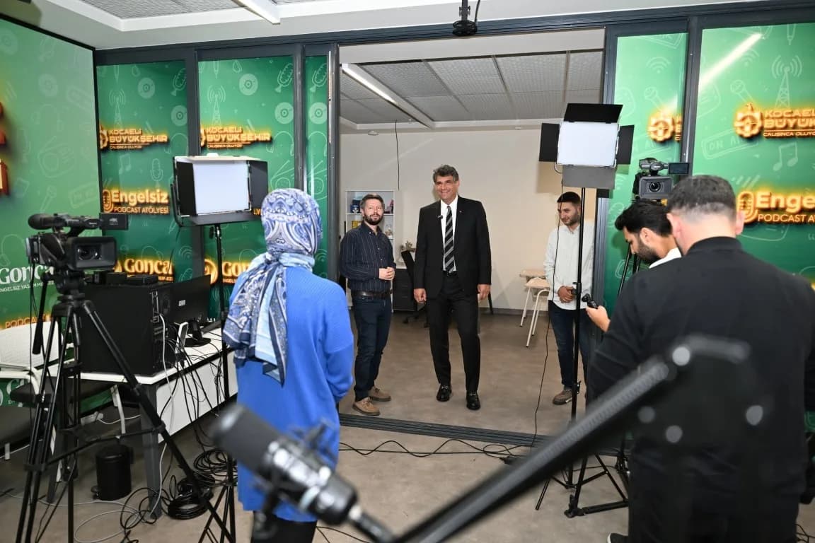 Başkan Mustafa Kocaman, Gonca Engelsiz Yaşam Merkezi’nde özel gereksinimli öğrencilerle sohbet ederken