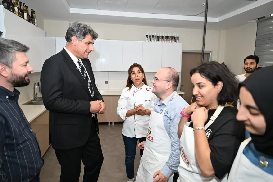 Kartepe Belediye Başkanı Mustafa Kocaman, Gonca Engelsiz Yaşam Merkezi’ni ziyaret ederek özel gereksinimli bireylerin Eğ