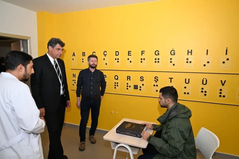 Kartepe Belediye Başkanı Mustafa Kocaman, Gonca Engelsiz Yaşam Merkezi’ni ziyaret ederek özel gereksinimli bireylerin Eğ