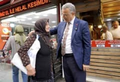 İlkadım Belediye Başkanı İhsan Kurnaz esnaf ziyareti sırasında vatandaşlarla sohbet ediyor