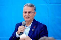 İlkadım Belediye Başkanı İhsan Kurnaz mahalle ziyaretinde vatandaşlarla bir arada