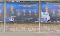 Aydın Sanayi Odası Başkanı Gökhan Maraş’ın seçim afişlerinden biri, yırtılmış ve zarar görmüş halde billboardda