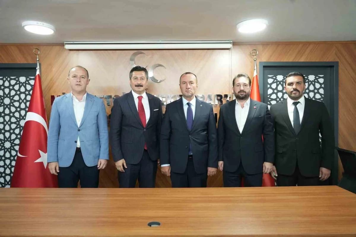 Yenişehir Belediye Başkanı Ercan Özel, MHP Bursa İl Başkanlığı görevine seçilen Mehmet Emin Özcanbaz’a gerçekleştirdiği