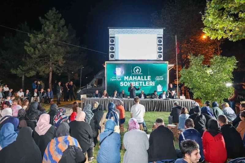 Düzce Belediye Başkanı Faruk Özlü, Yeşiltepe Mahallesi muhtarlık bahçesinde mahalle sakinleriyle sohbet ediyor