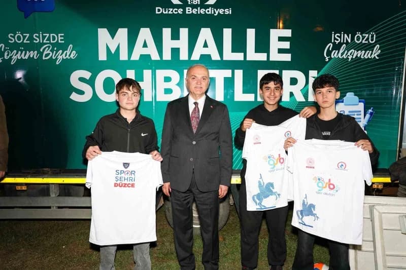Düzce Belediye Başkanı Dr. Faruk Özlü, mahalle sohbetleri programına Yeşiltepe Mahallesi ile devam etti. Muhtarlık binas