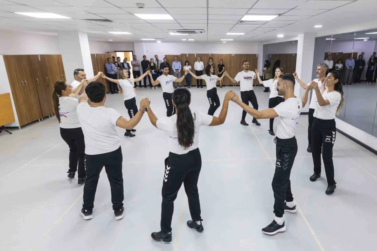 Mersin Büyükşehir Belediye Başkanı Vahap Seçer, Macit Özcan Spor tesisleri’nde farklı birimlerde görev yapan personelle
