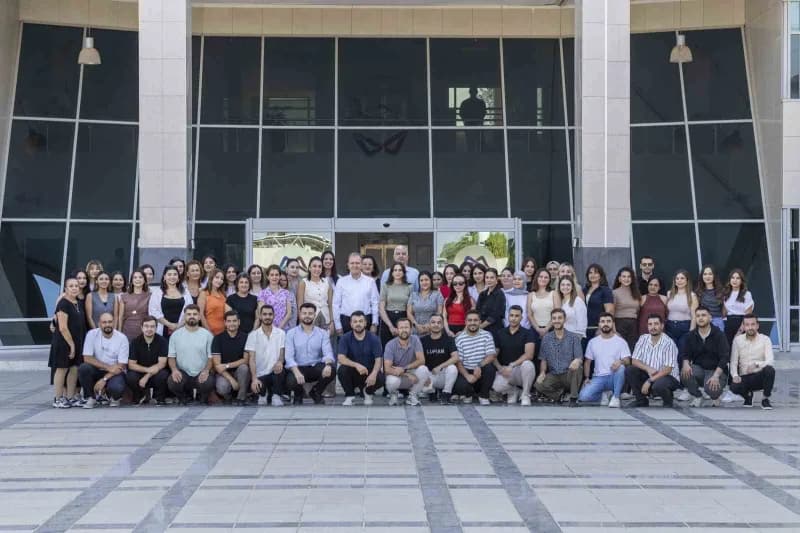 Mersin Büyükşehir Belediye Başkanı Vahap Seçer, Macit Özcan Spor tesisleri’nde farklı birimlerde görev yapan personelle