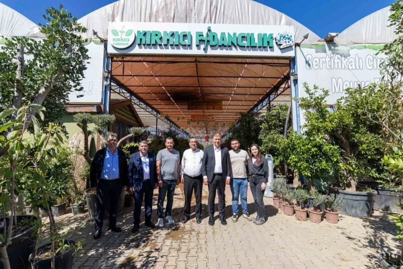 Bayındırlı yurttaşlar ise yaz aylarında ilçede yaşanan yangınlara yönelik başarılı çalışmalardan dolayı Başkan Tugay’a t