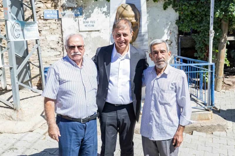 Mahallelerin ihtiyaç ve taleplerini yerinde dinleyen Tugay, ilçede yürütülen ve planlanan çalışmalar hakkında bilgi verd