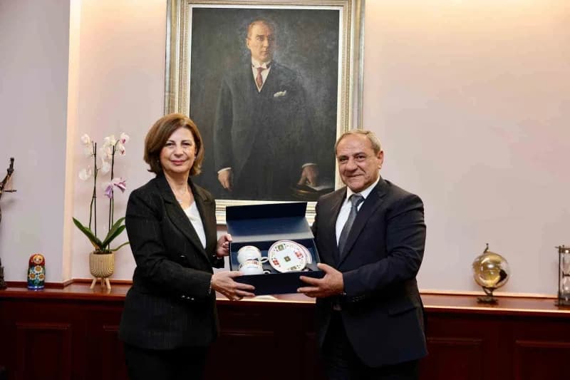 Eskişehir Büyükşehir Belediye Başkanı Ayşe Ünlüce (Solda), Yasamal Belediye Başkanı Tahir Memedov (Sağda).