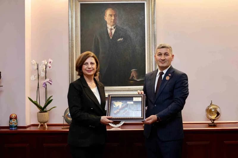 Bakü Yasamal Belediye Başkanı Tahir Memedov ve beraberindeki heyet, Eskişehir Büyükşehir Belediye Başkanı Ayşe Ünlüce’yi