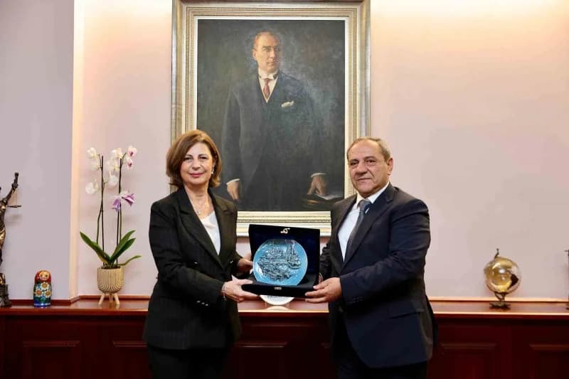 Eskişehir Büyükşehir Belediye Başkanı Ayşe Ünlüce (Solda), Yasamal Belediye Başkanı Tahir Memedov (Sağda).