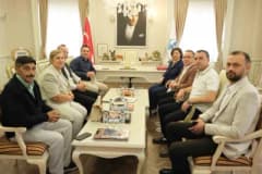 Eskişehir Büyükşehir Belediye Başkanı Ayşe Ünlüce ve Sivrihisar Belediye Başkanı Habil Dökmeci makamda görüşme yaparken