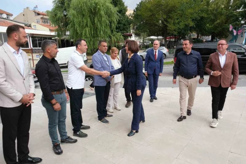 Eskişehir Büyükşehir Belediye Başkanı sayın Ayşe Ünlüce, Sivrihisar Belediye Başkanı Habil Dökmeci’yi makamında ziyaret