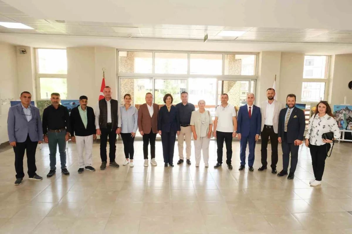 Eskişehir Büyükşehir Belediye Başkanı sayın Ayşe Ünlüce, Sivrihisar Belediye Başkanı Habil Dökmeci’yi makamında ziyaret