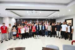 Başkan Ümit Uysal, Muratpaşa Belediyespor güreşçileriyle toplantıda bir arada