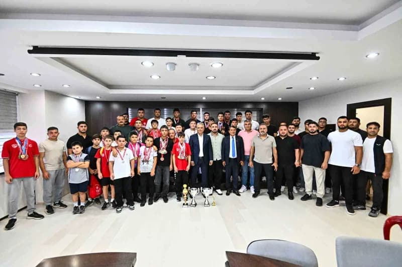 Başkan Ümit Uysal, Muratpaşa Belediyespor güreşçileriyle toplantıda bir arada