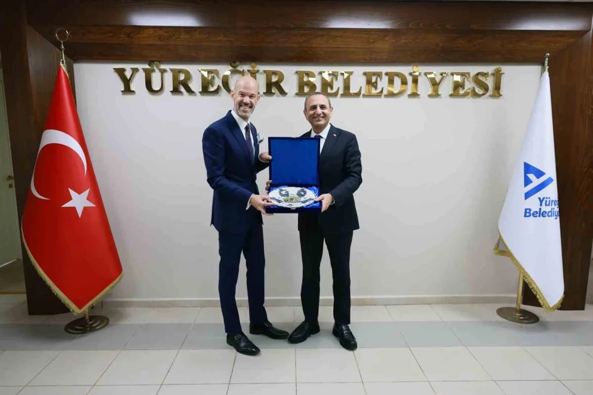 Yüreğir Belediye Başkan Vekili Tarık Özünal, ABD Adana Konsolosu Eric R. Mehler ile belediye binasında görüşme yaparken