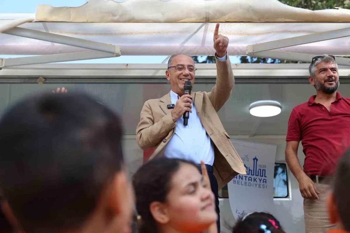 Antakya Belediye Başkanı İbrahim Naci Yapar, Arpahan İlkokulu’nda düzenlenen Çocuk Şenliği’nde çocuklarla bir araya geld