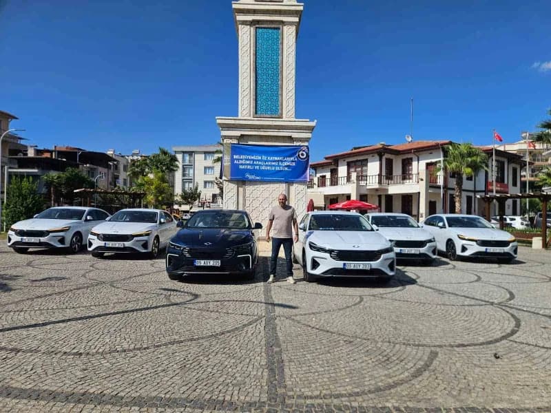 Germencik Belediyesi araç filosunda yer alan 8 adet yerli elektrikli Togg araçları