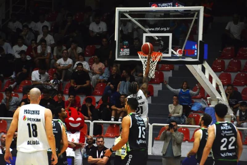 Türkiye Sigorta Basketbol Süper Ligi ilk haftasında Aliağa Petkimspor, sahasında Yukatel Denizli Basket'i 85-81 mağlup e