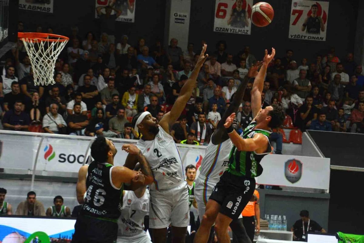Aliağa Petkimspor ve Yukatel Denizli Basket takımları Basketbol Süper Ligi maçında mücadele ediyor
