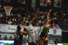 Aliağa Petkimspor ve Yukatel Denizli Basket takımları Basketbol Süper Ligi maçında mücadele ediyor