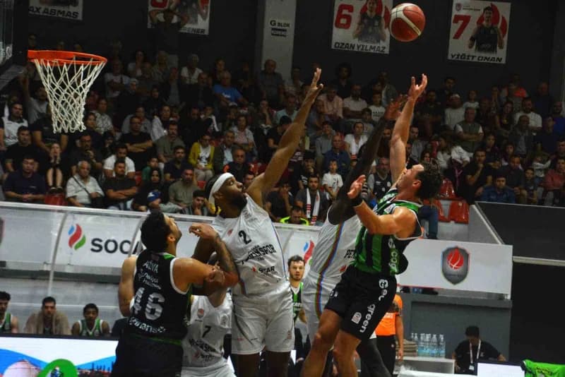 Aliağa Petkimspor ve Yukatel Denizli Basket takımları Basketbol Süper Ligi maçında mücadele ediyor