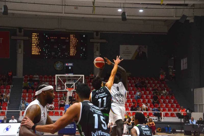 Türkiye Sigorta Basketbol Süper Ligi ilk haftasında Aliağa Petkimspor, sahasında Yukatel Denizli Basket'i 85-81 mağlup e
