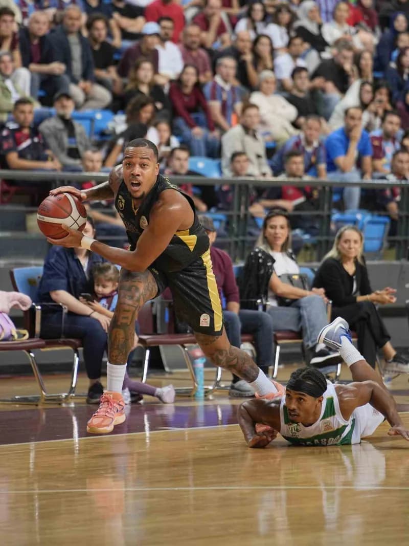 Türkiye Sigorta Basketbol Süper Ligi ilk haftasında Trabzonspor, sahasında Bursaspor'u 80-74 mağlup etti.