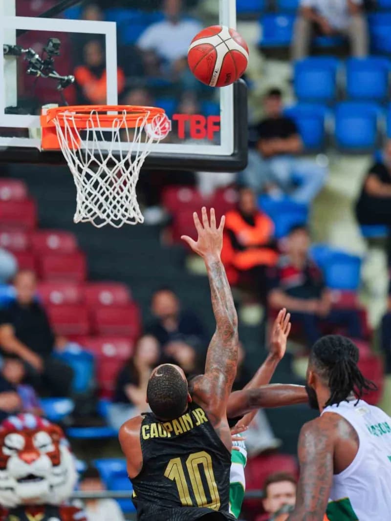 Türkiye Sigorta Basketbol Süper Ligi ilk haftasında Trabzonspor, sahasında Bursaspor'u 80-74 mağlup etti.