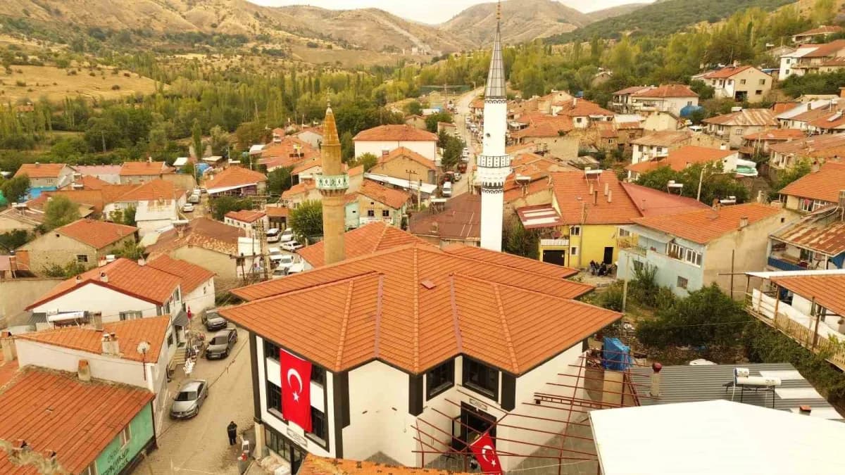 Afyonkarahisar Şuhut Başören Köyü'nde ibadete açılan yeni caminin dış görünümü