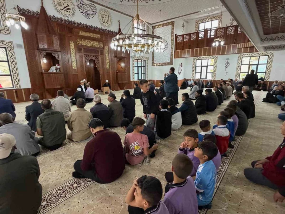 Afyonkarahisar’ın Şuhut ilçesine bağlı Başören Köyü’nde yapımı kısa sürede tamamlanan Cami düzenlenen törenle ibadete aç