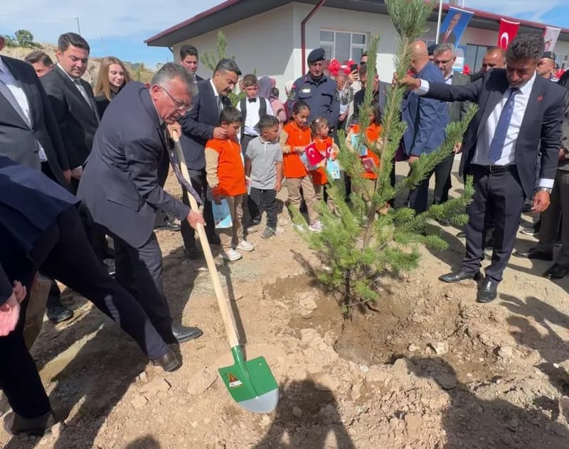 Güler okulun bahçesine ağaç dikti.