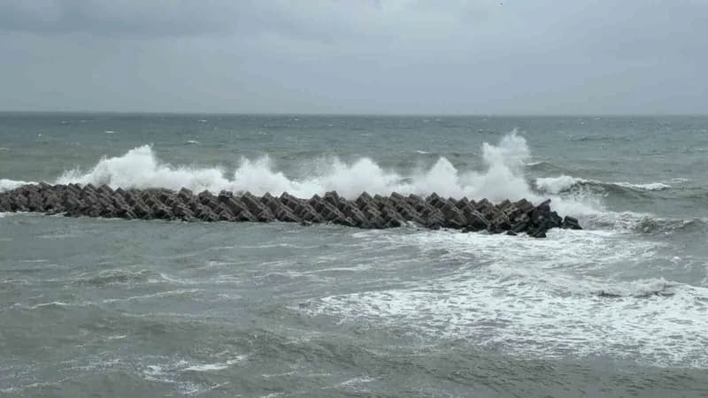 Batı Karadeniz bölgesinde etkili olan fırtına nedeniyle dalgalı deniz ve rüzgarlı hava görüntüsü