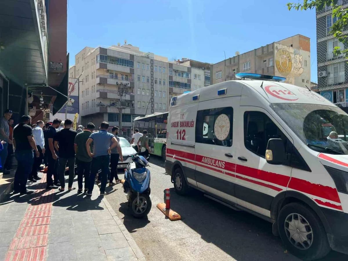 Batman Akyürek Mahallesi Petrol Caddesi’nde belediye otobüsü ile motosikletin çarpıştığı trafik kazası