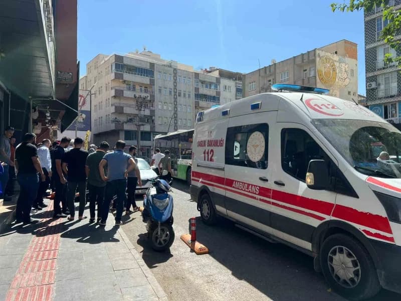 Batman Akyürek Mahallesi Petrol Caddesi’nde belediye otobüsü ile motosikletin çarpıştığı trafik kazası
