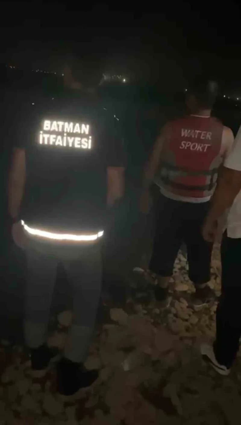 Batman Çayı’nda suya düşerek akıntıya kapılan kız çocuğunu bulmak için başlatılan arama kurtarma çalışmaları gece saatle