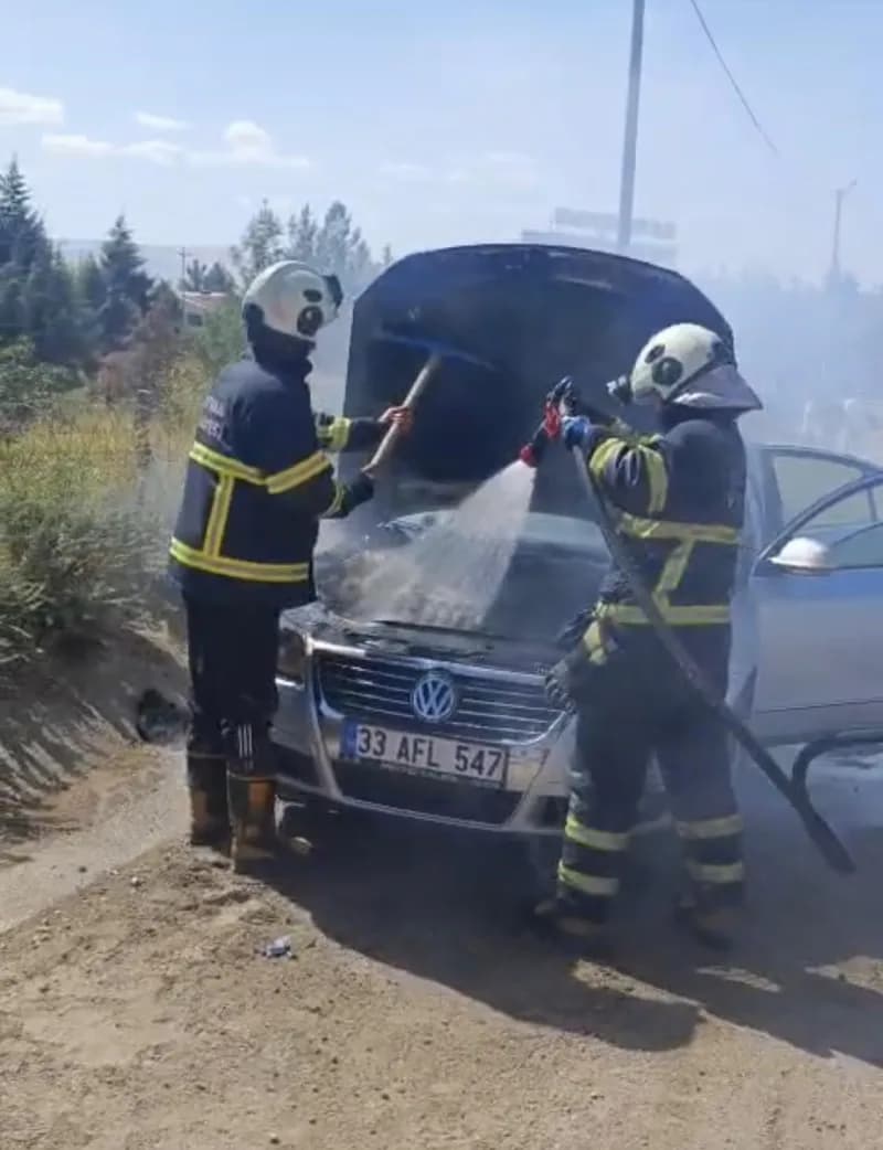 Batman-Beşiri karayolunda seyir halindeyken alev alan otomobil ve müdahale eden itfaiye ekipleri