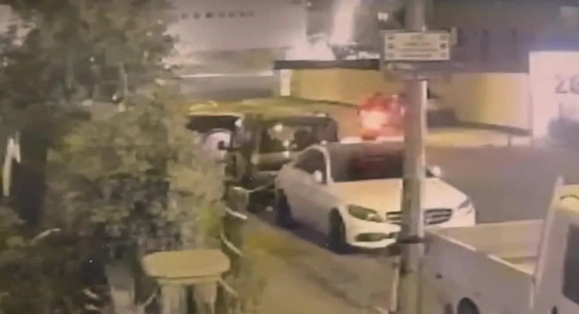 Batman’da motosikletle gelen kimliği belirsiz 2 şüpheli, park halindeki otomobili yanıcı madde dökerek ateşe verdi. Kund