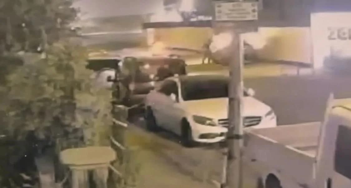 Batman Belde Mahallesi’nde park halindeki otomobilin kundaklanma anı güvenlik kamerasında