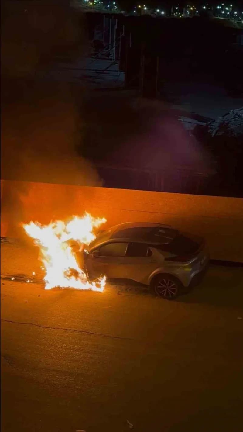 Batman’da motosikletle gelen kimliği belirsiz 2 şüpheli, park halindeki otomobili yanıcı madde dökerek ateşe verdi. Kund