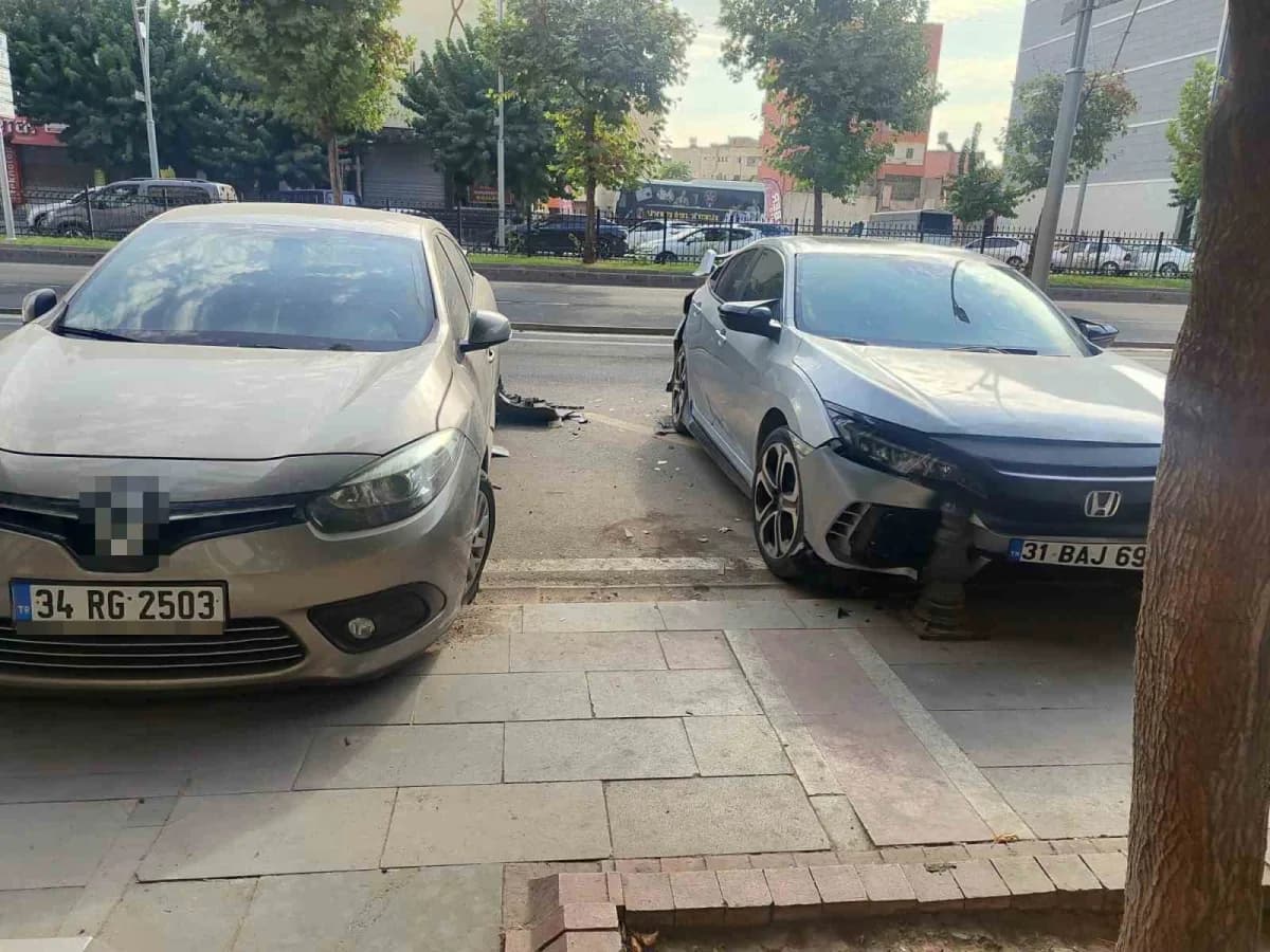 Batman'da kontrolden çıkan otomobil, park halindeki 2 araca çarptı